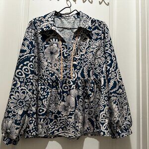 XL Womens Casual Top,  Blue & White Blouse, Non-smoking, non-pets home.
